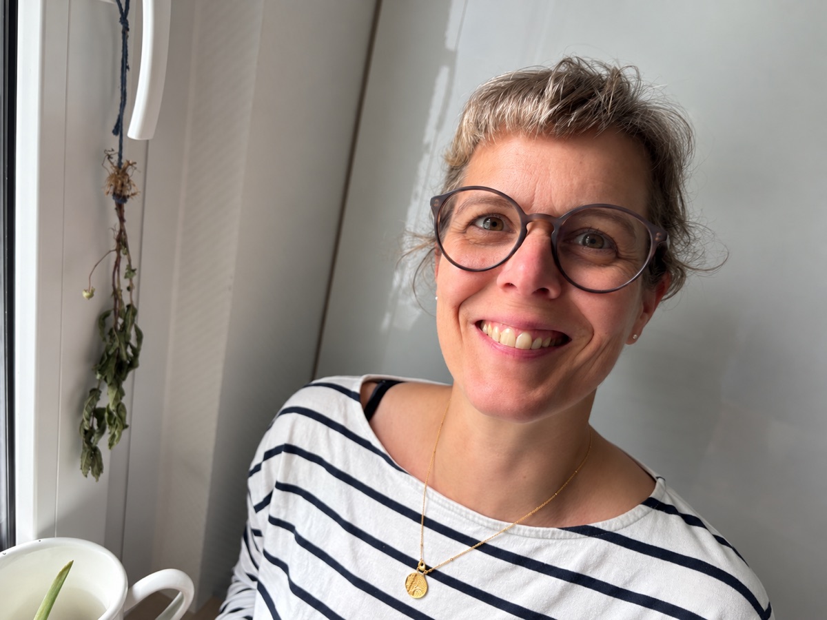 Katrin Krämer-Micklisch lächelt am Fenster.
